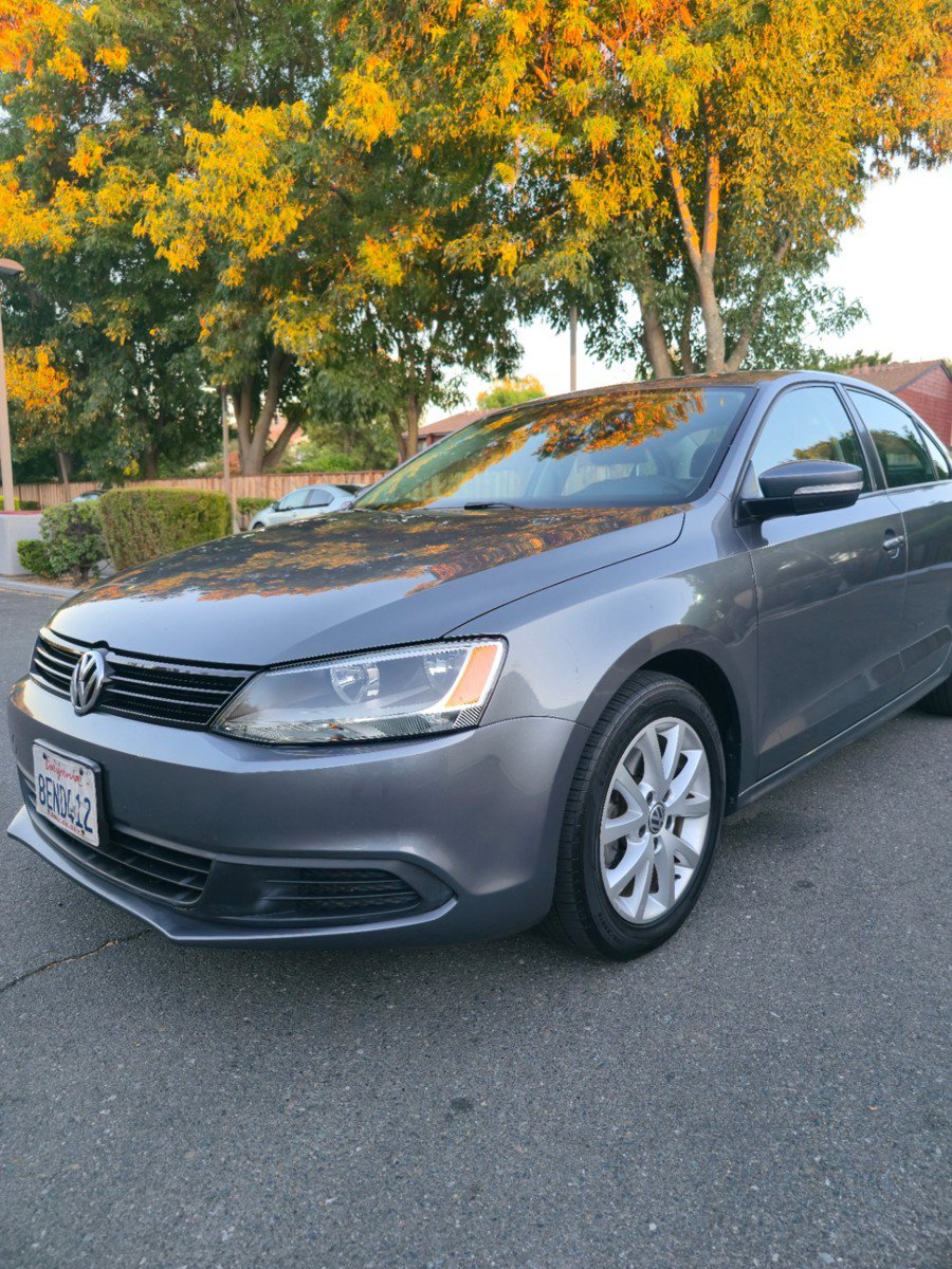 Used 2012 Volkswagen Jetta SE FWD image 2