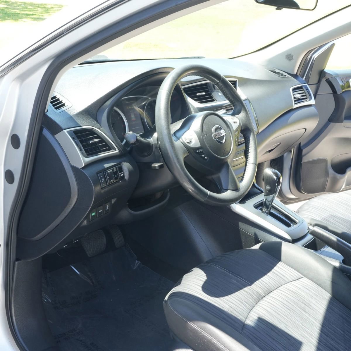 Used 2017 Nissan Sentra SV FWD image 2
