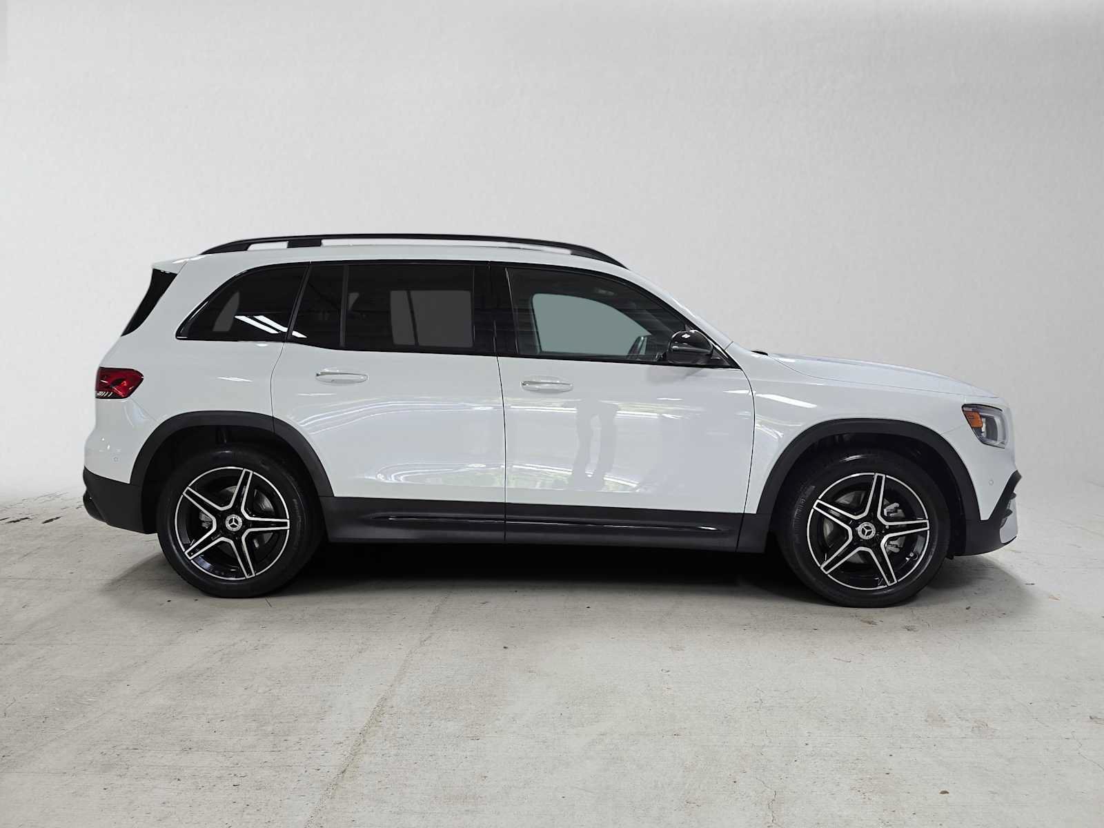 Used 2023 Mercedes-Benz GLB 250 4MATIC image 2