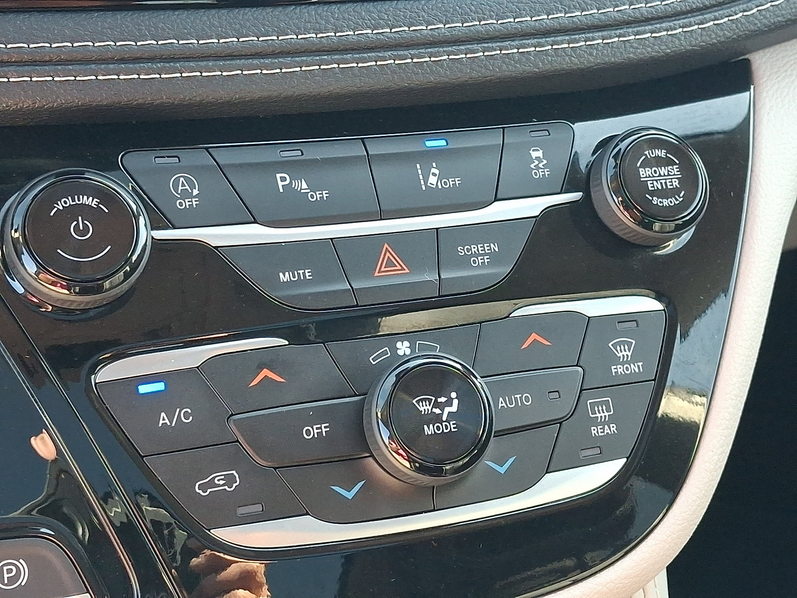 Used 2023 Chrysler Pacifica Limited w/ Uconnect Theater Family Group FWD image 19