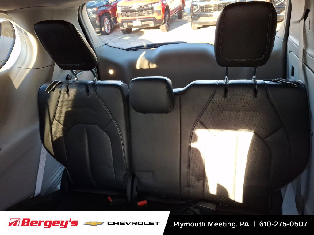 Used 2018 Chrysler Pacifica Limited FWD image 12