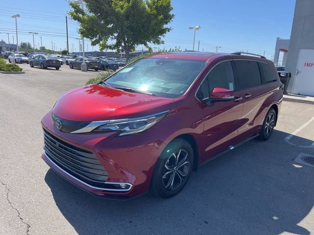 Used 2025 Toyota Sienna Platinum AWD/4WD image 3