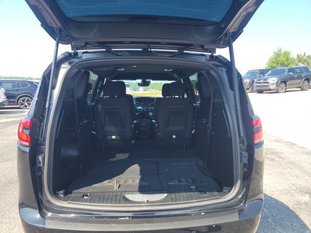 Used 2023 Chrysler Pacifica Touring FWD image 24