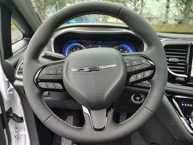 New 2026 Chrysler Pacifica Select AWD/4WD image 11