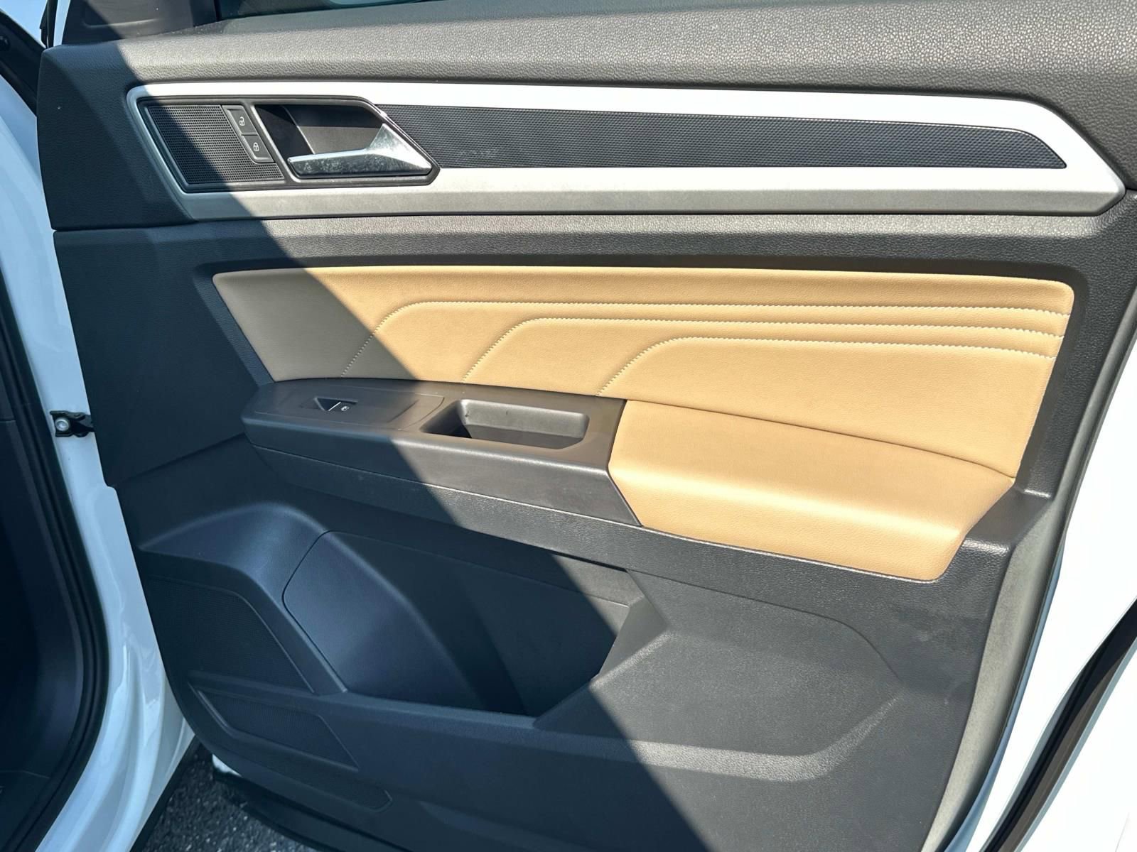 Used 2022 Volkswagen Atlas Cross Sport SE image 3