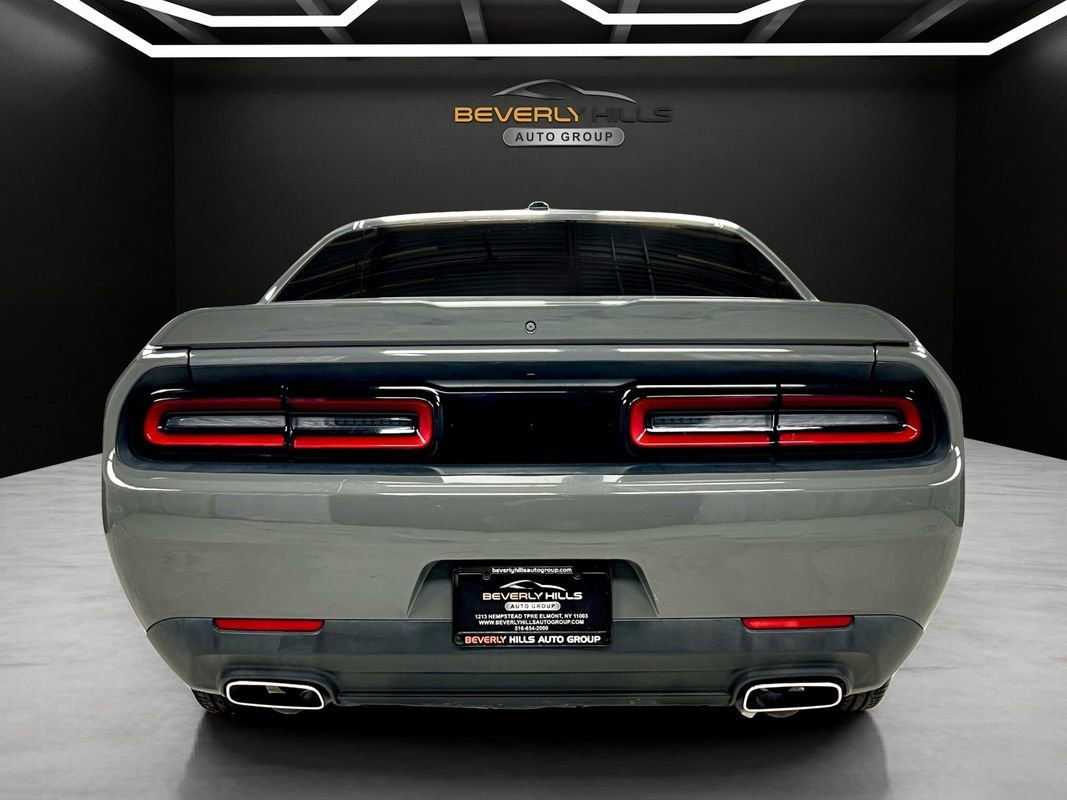 Used 2019 Dodge Challenger SXT image 4