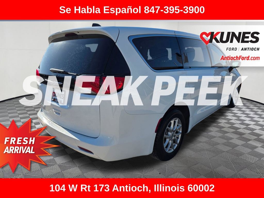 Used 2023 Chrysler Voyager LX FWD image 9