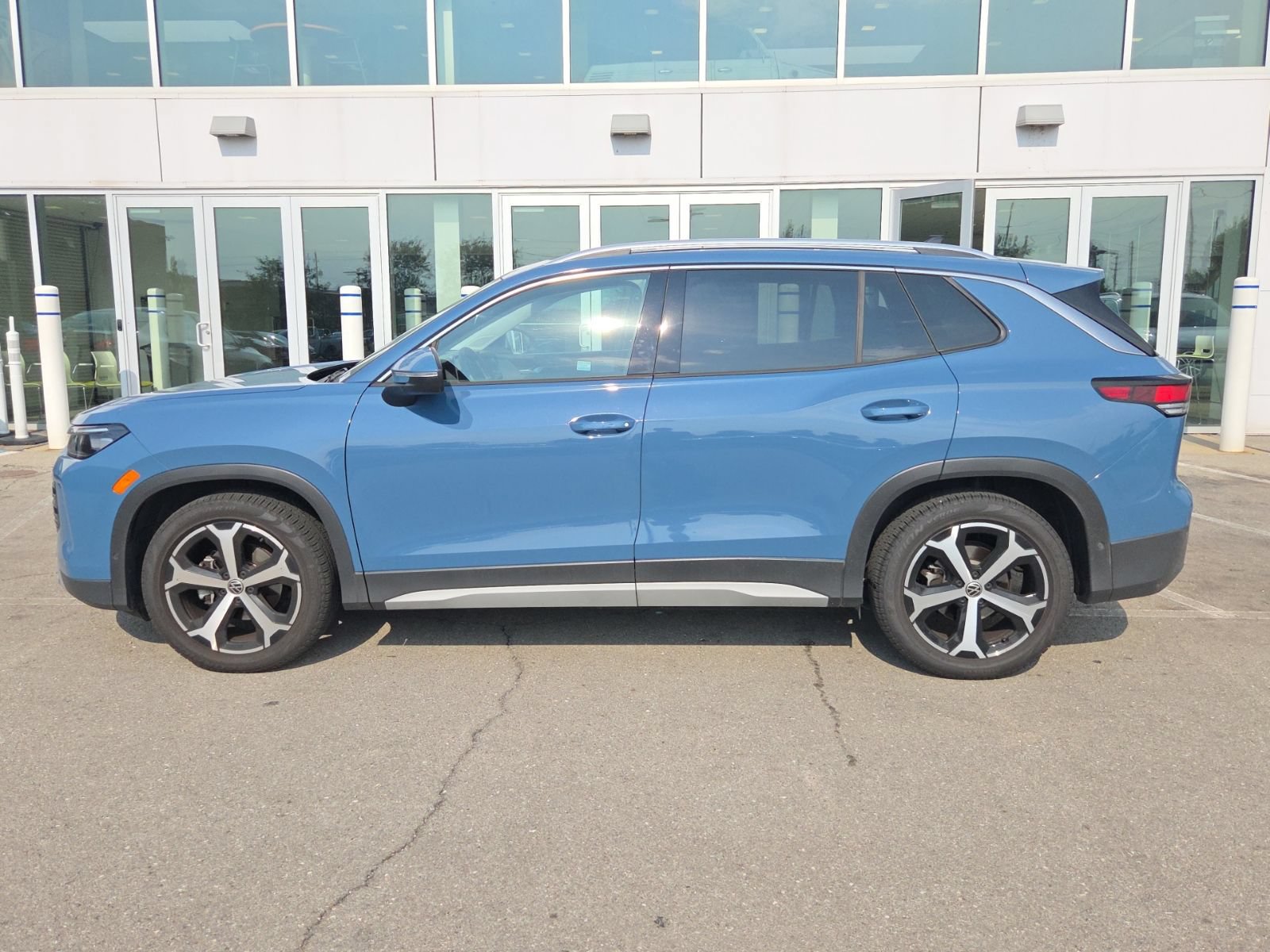 Certified 2026 Volkswagen Tiguan SE w/ Panoramic Sunroof Package FWD image 13