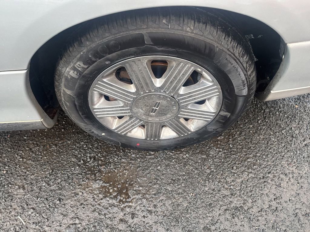 Used 2005 Lincoln Town Car Signature Limited image 25