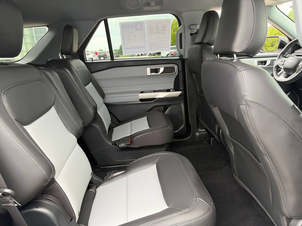 Used 2023 Ford Explorer XLT w/ Equipment Group 202A AWD/4WD image 31