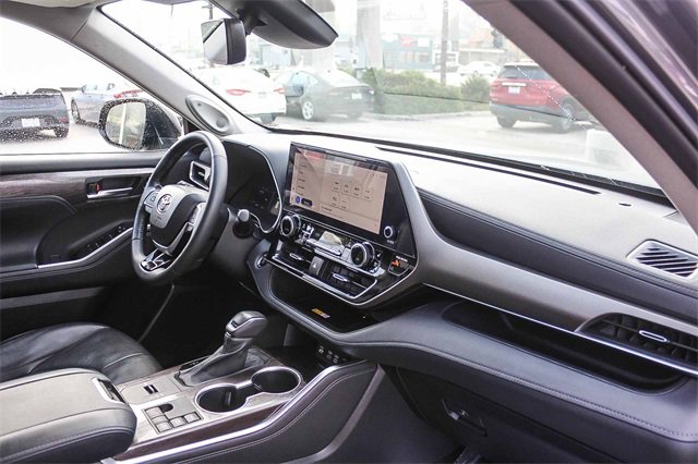 Used 2023 Toyota Highlander Limited image 24