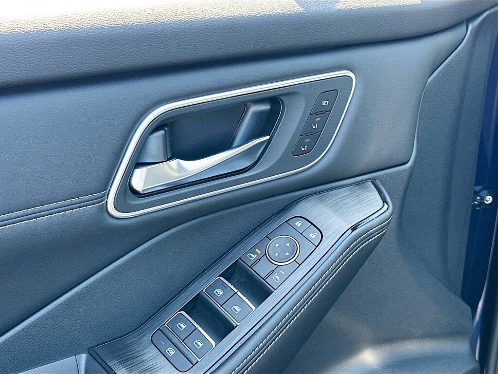 New 2026 Nissan Rogue Platinum image 8