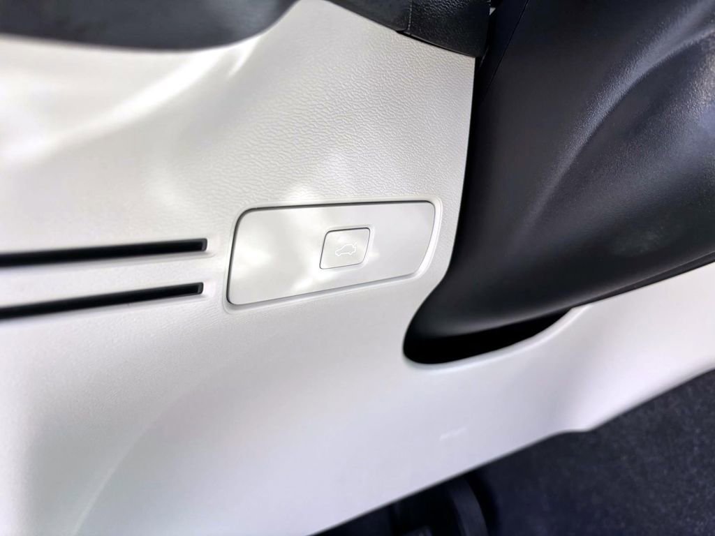 Used 2023 Volvo XC40 B5 Plus w/ Protection Package Premier image 14