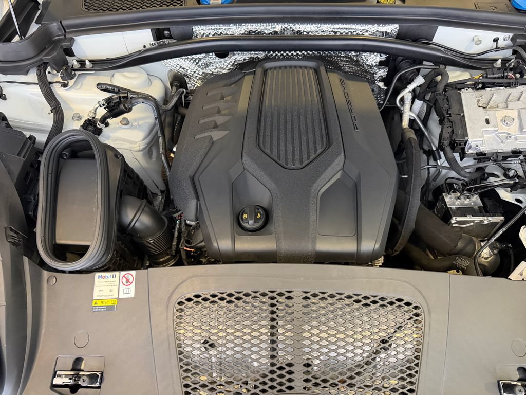 Certified 2023 Porsche Macan AWD/4WD image 27