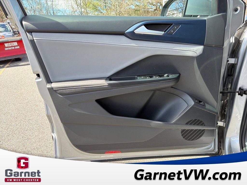 Certified 2024 Volkswagen Taos SE image 11