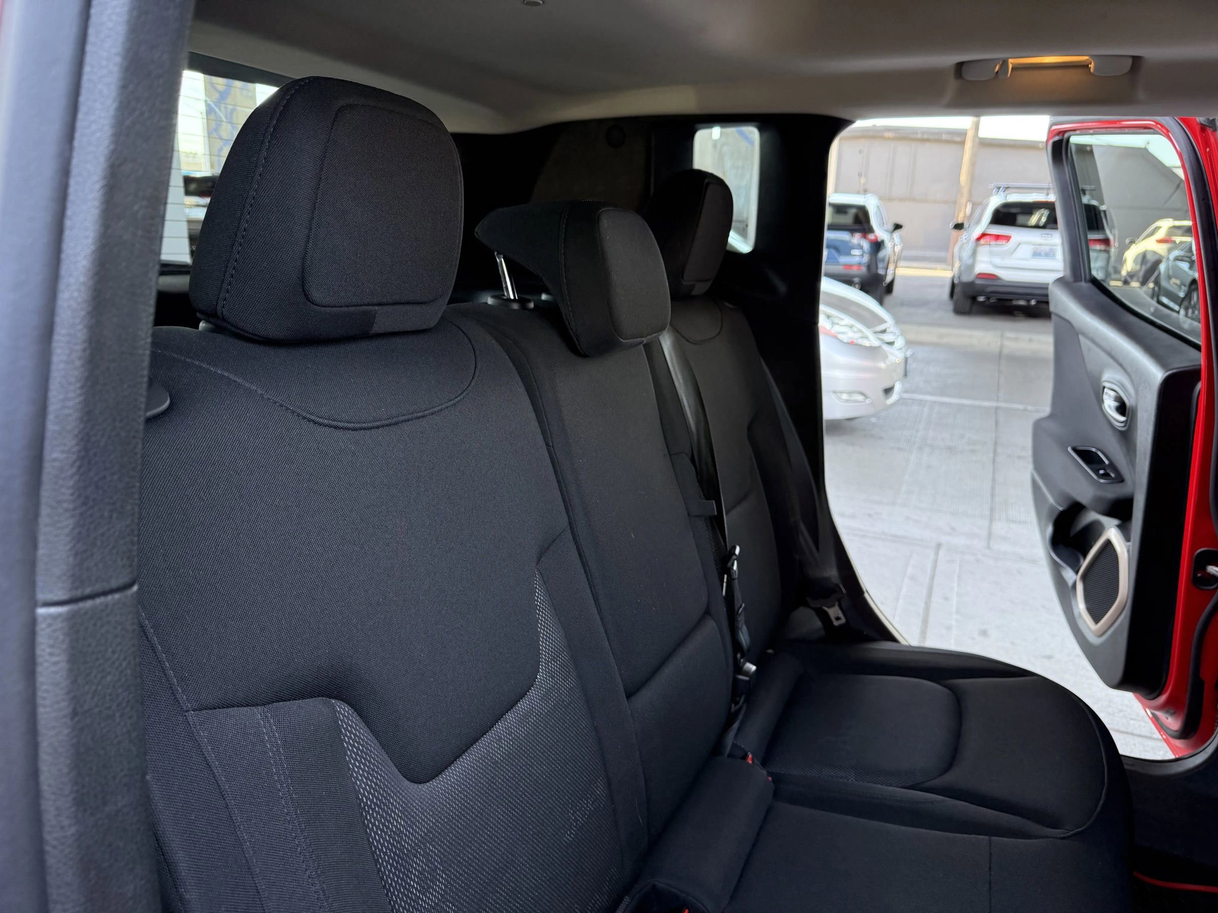 Used 2016 Jeep Renegade Latitude w/ Popular Equipment Group image 21