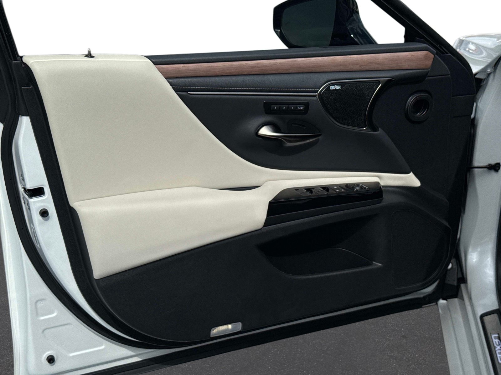 Certified 2025 Lexus ES 300h Ultra Luxury w/ Accessory Package (Z1) FWD image 17