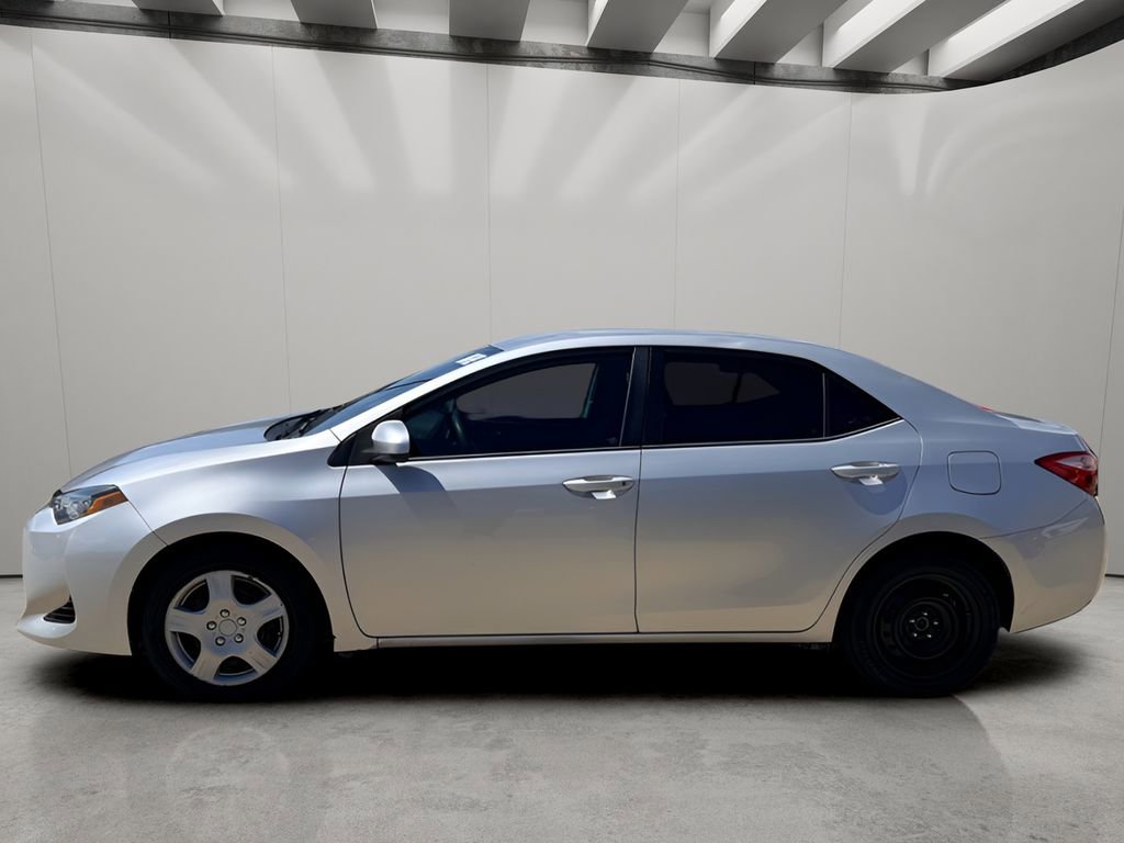 Used 2018 Toyota Corolla LE FWD image 2