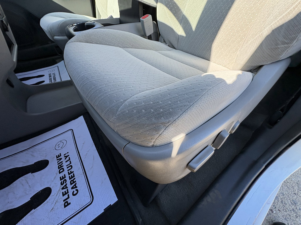 Used 2018 Toyota Sienna LE image 32