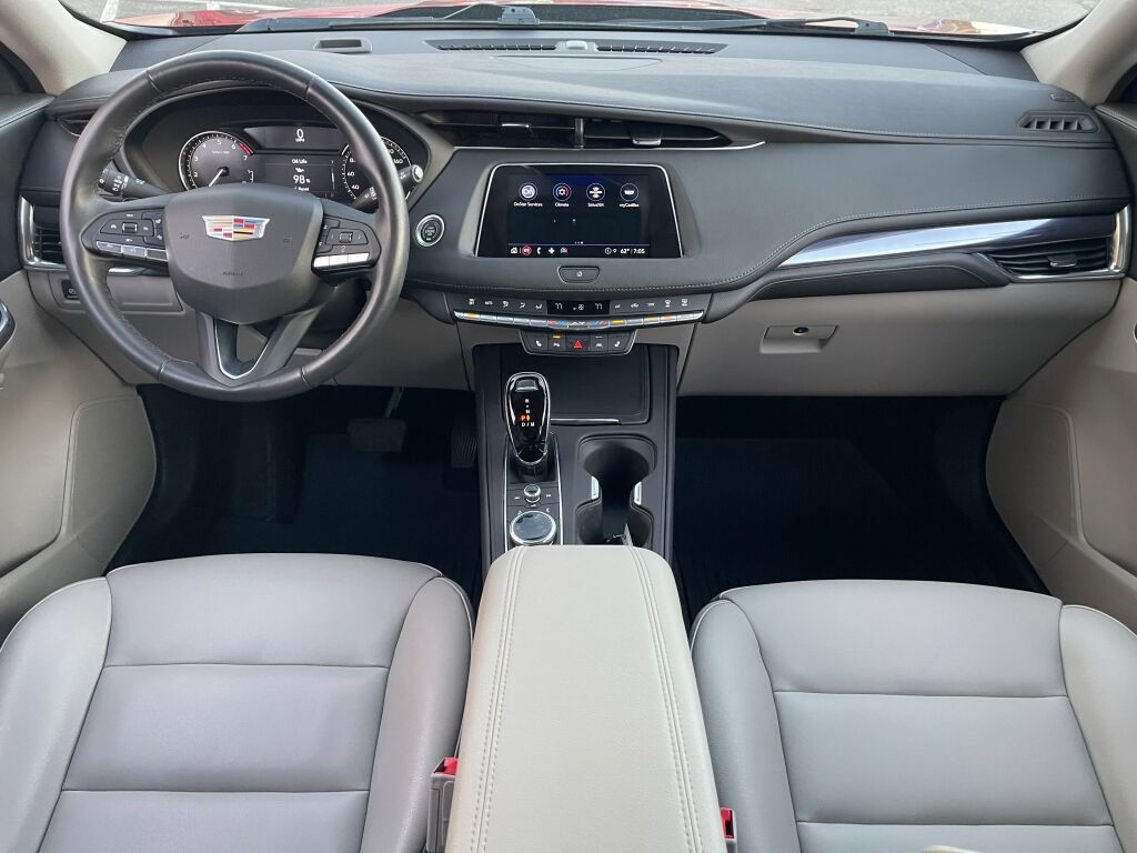 Used 2023 Cadillac XT4 Luxury w/ Cold Weather Package FWD image 29
