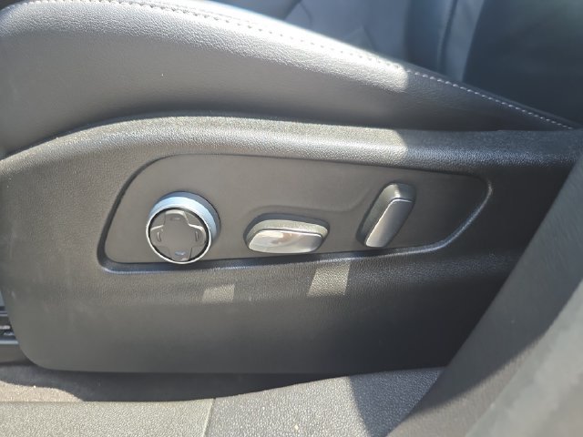 Used 2025 Cadillac XT4 Premium Luxury FWD image 16