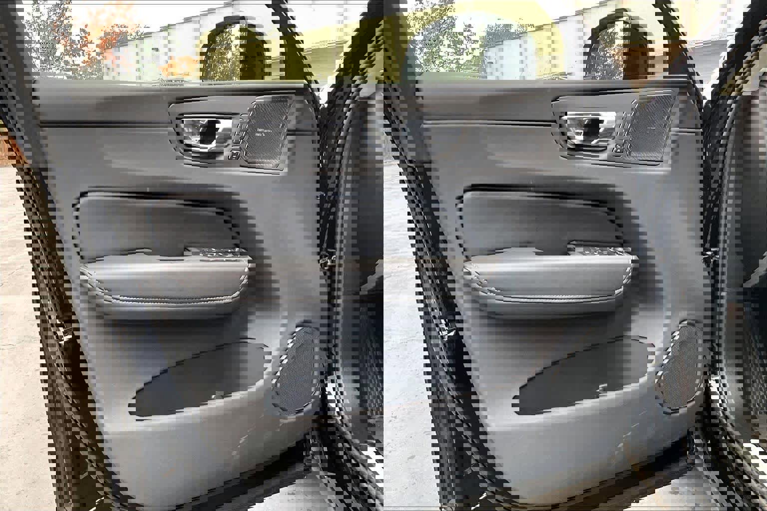 Used 2025 Volvo XC60 B5 Ultra w/ Protection Package Premier image 26