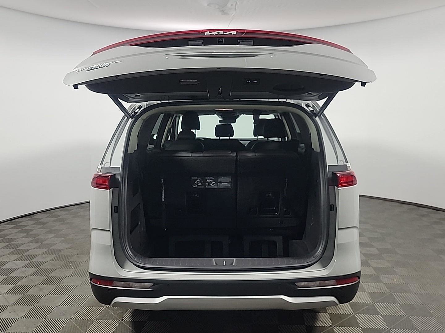 Used 2024 Kia Carnival EX image 8