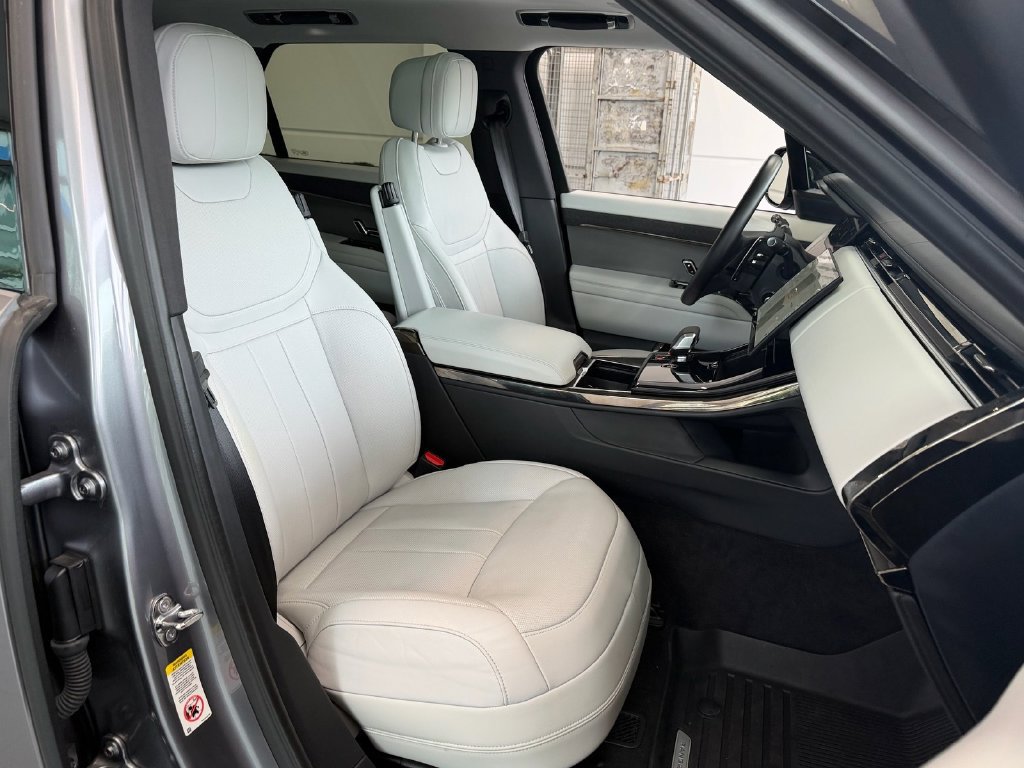 Used 2024 Land Rover Range Rover Sport SE AWD/4WD image 18