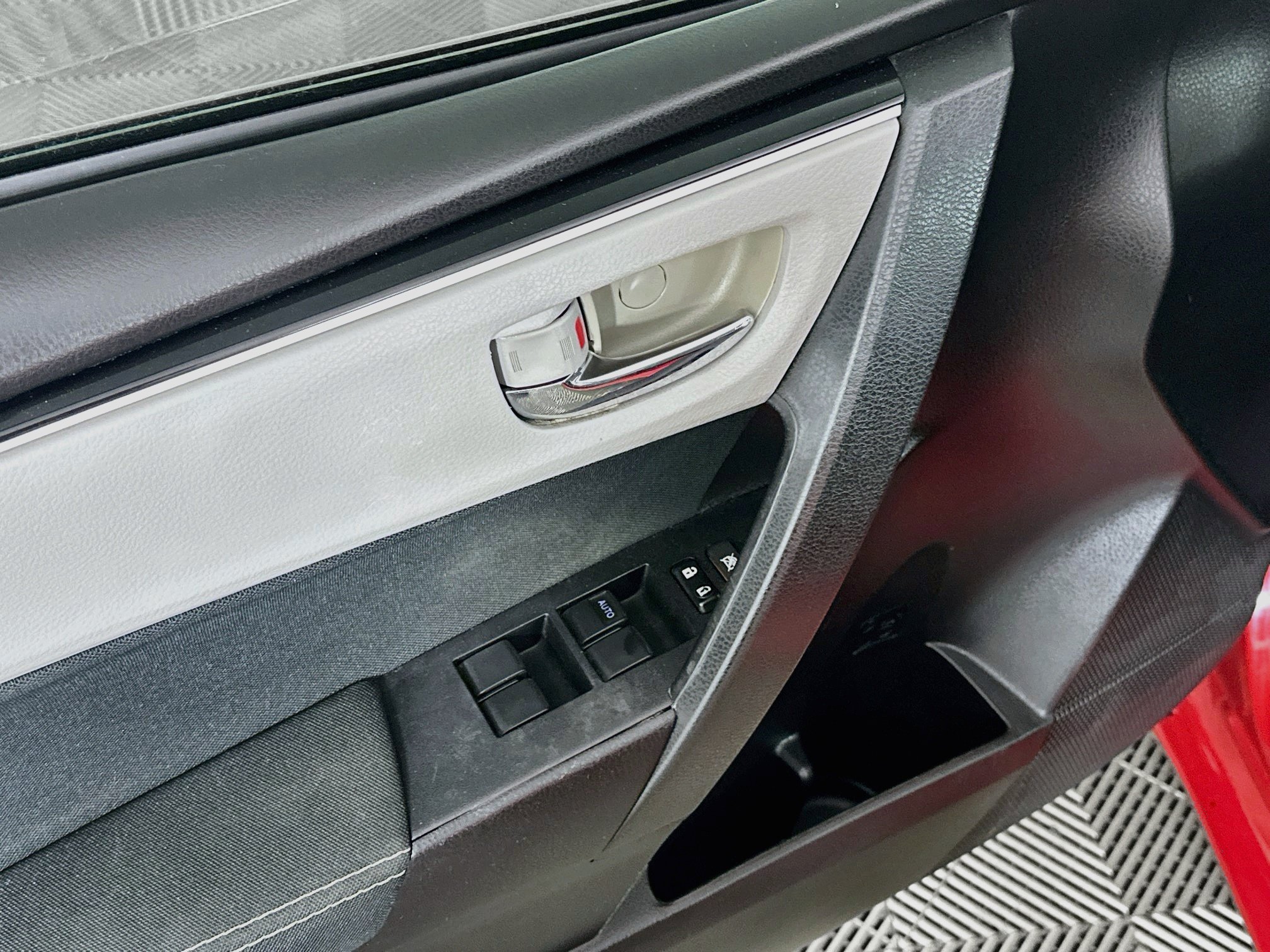 Used 2018 Toyota Corolla LE FWD image 15