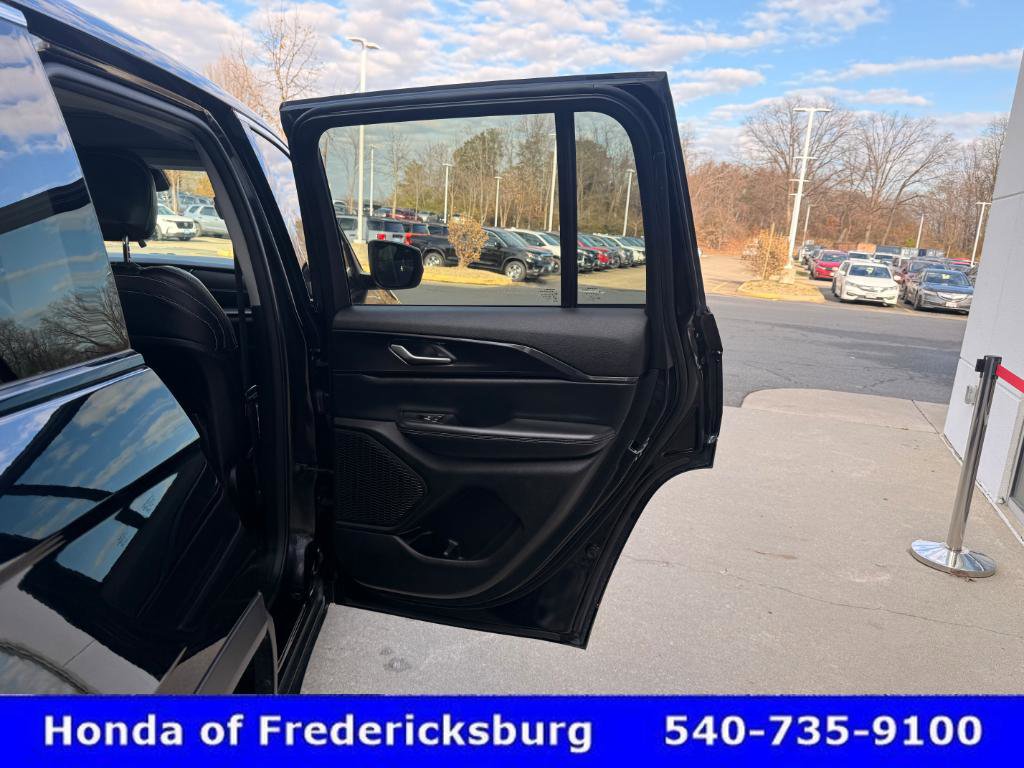 Used 2023 Jeep Grand Cherokee Laredo image 18