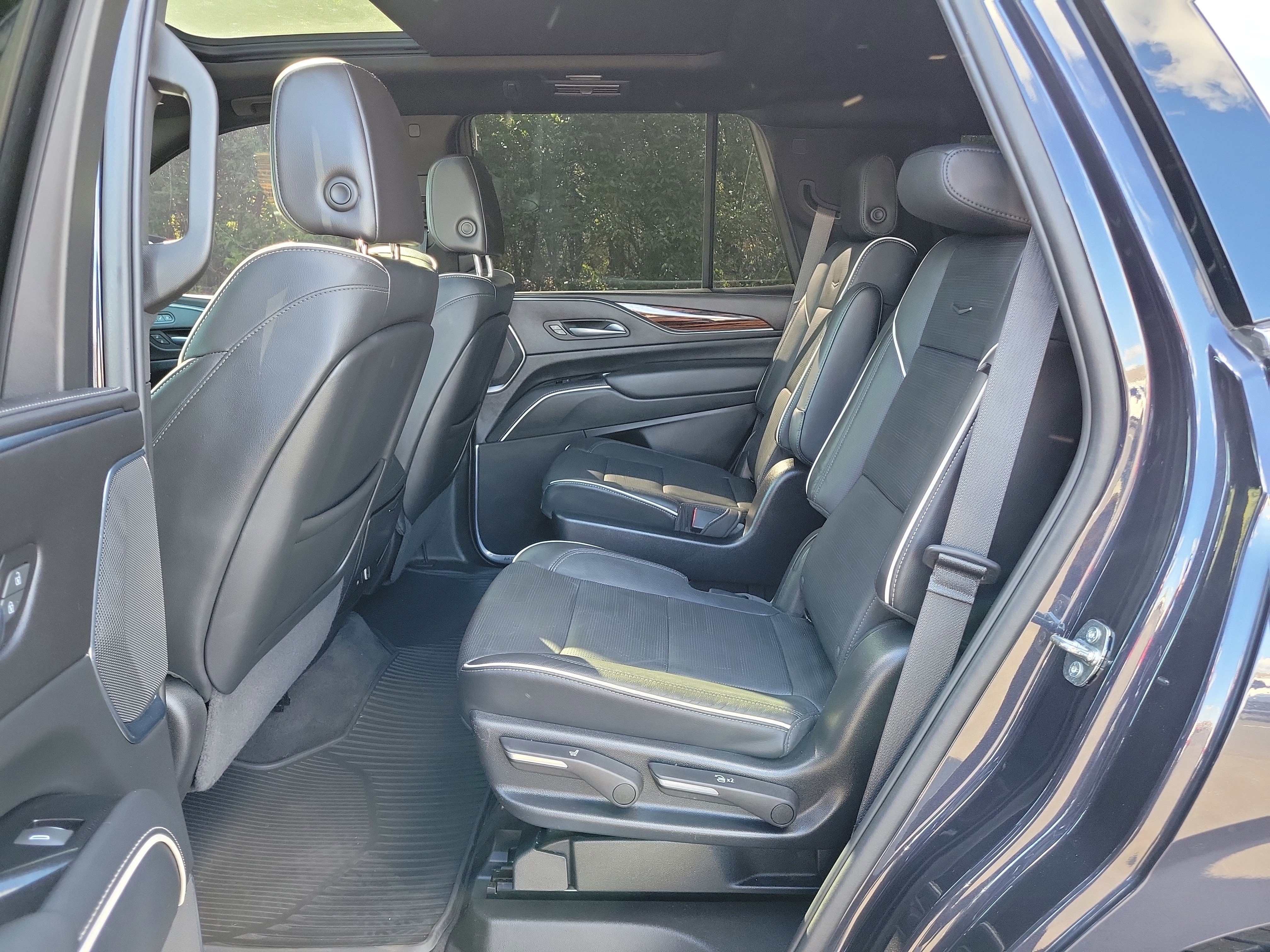 Used 2022 Cadillac Escalade Premium Luxury image 14