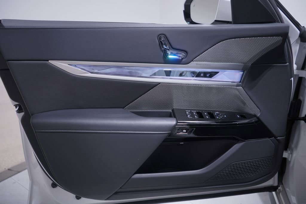 Used 2025 BMW i7 eDrive50 w/ M Sport Package image 17