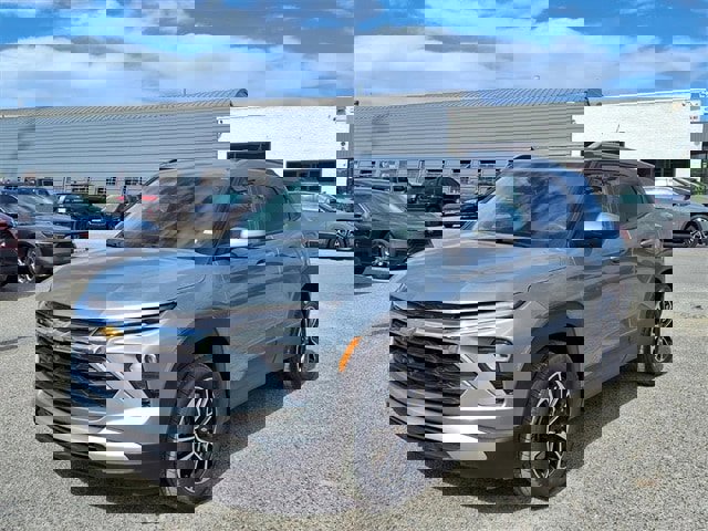 Used 2025 Chevrolet TrailBlazer LT image 1