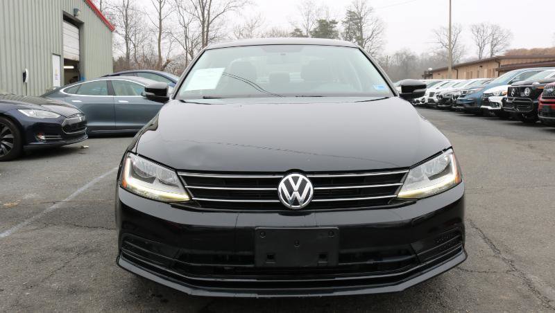 Used 2017 Volkswagen Jetta SE image 2