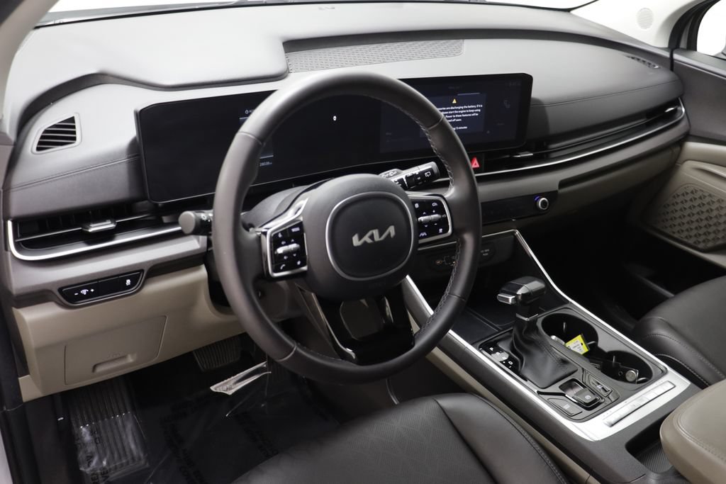 Used 2025 Kia Carnival EX FWD image 6