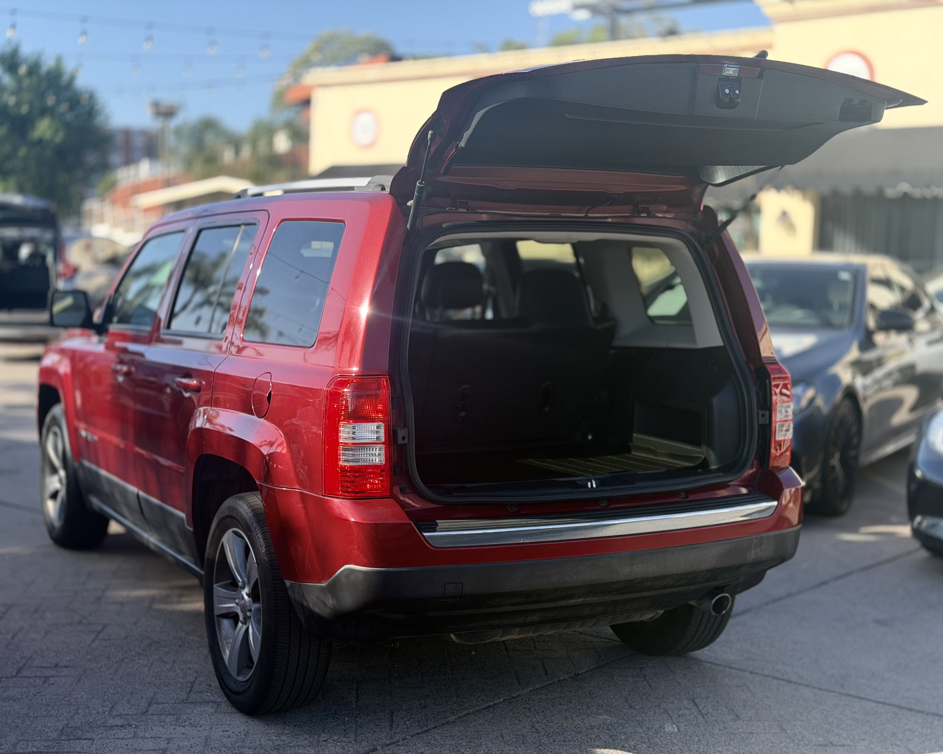 Used 2016 Jeep Patriot High Altitude FWD image 11