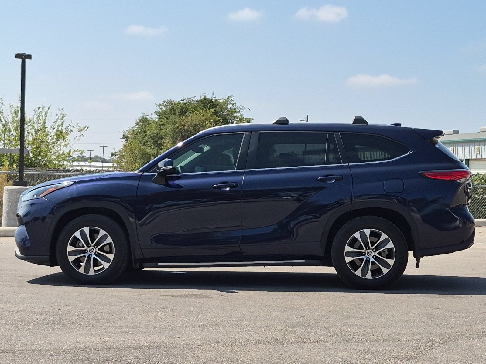 Used 2023 Toyota Highlander XLE FWD video 2