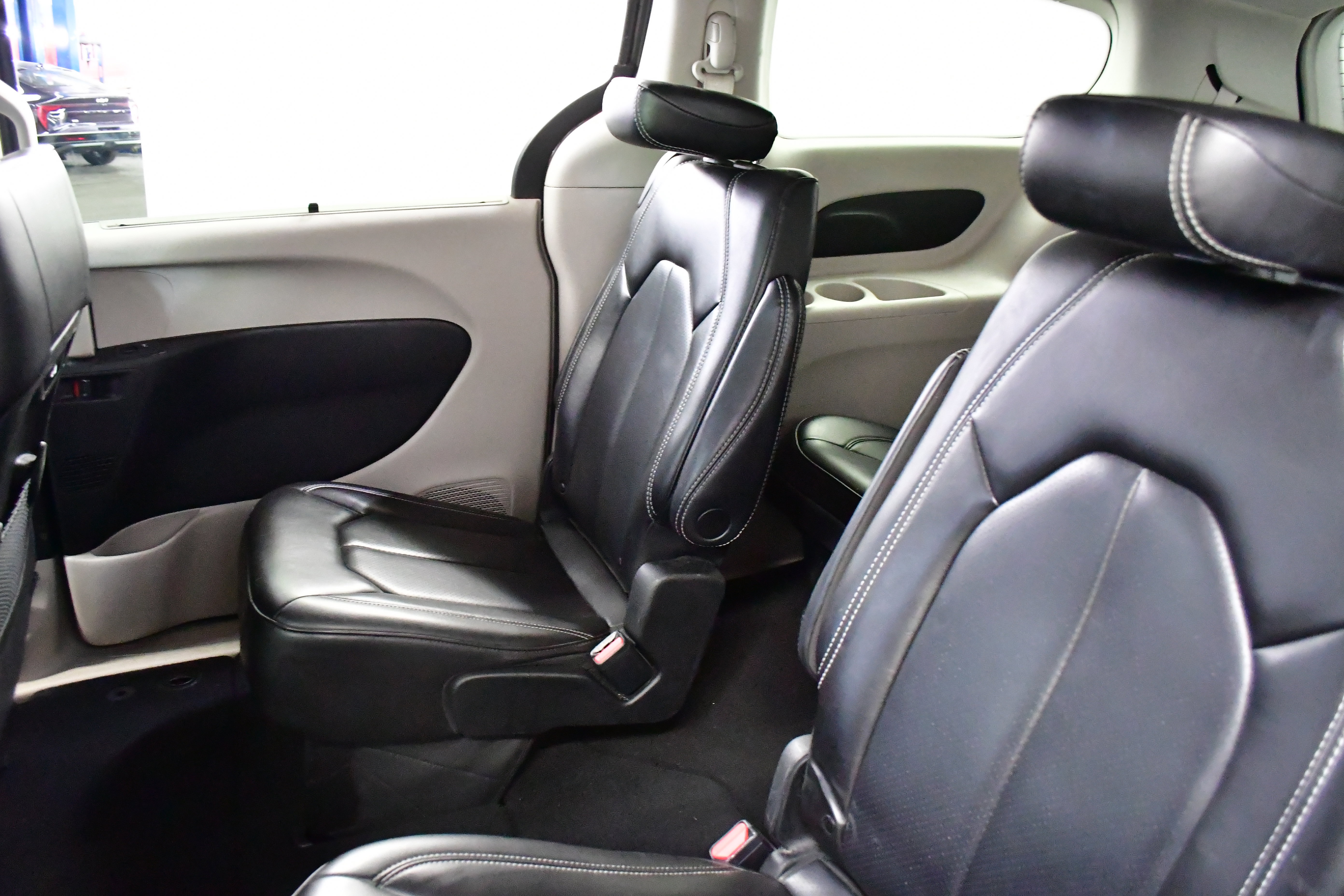 Used 2023 Chrysler Pacifica Touring-L FWD image 12