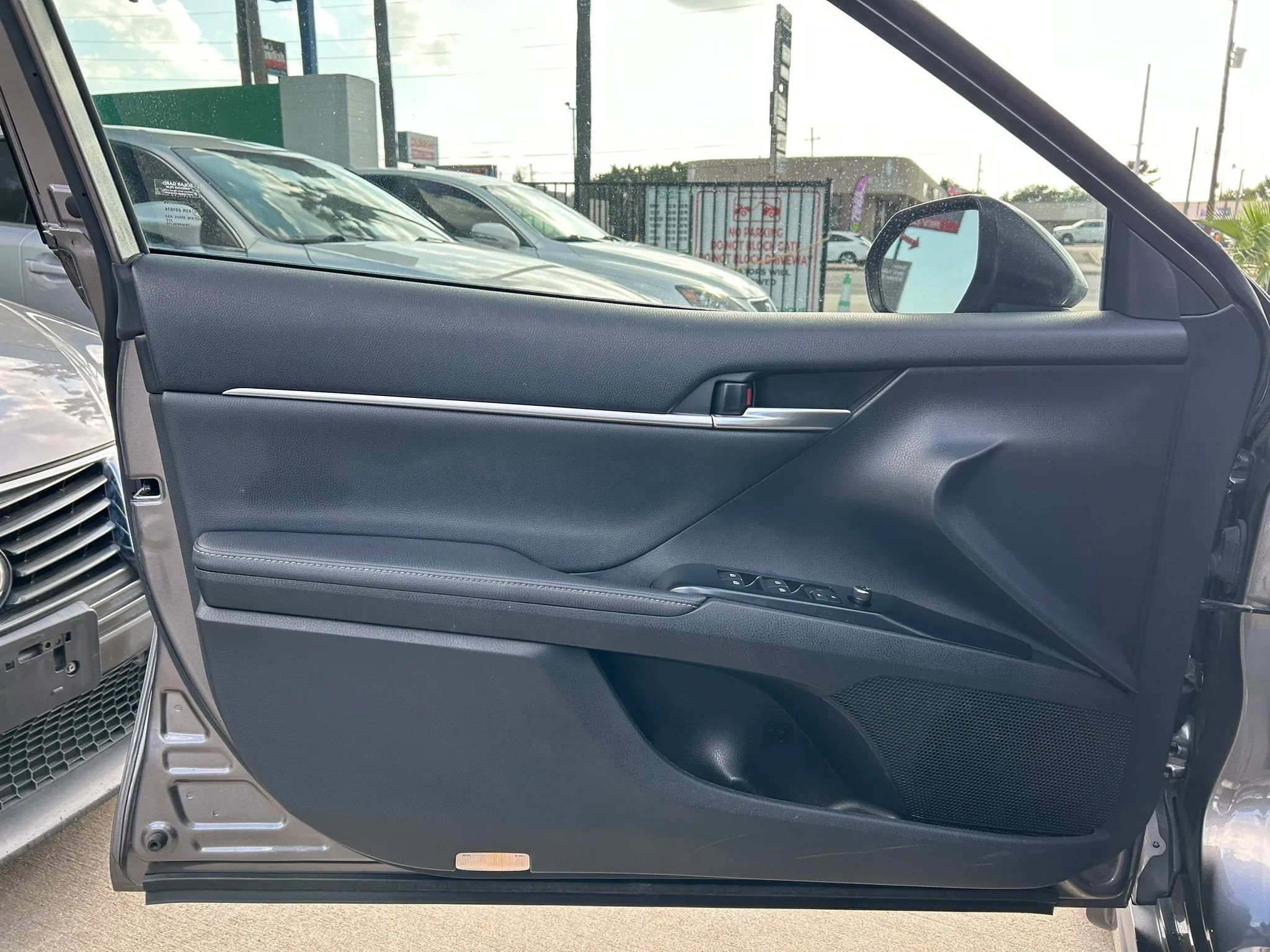Used 2020 Toyota Camry XSE FWD image 11
