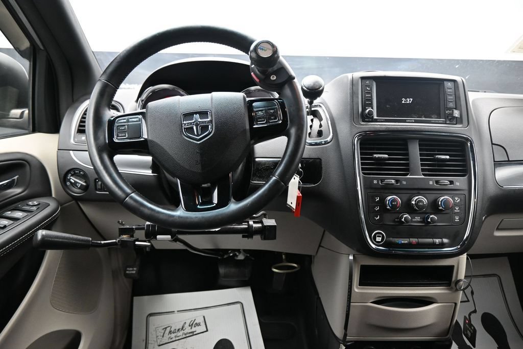 Used 2015 Dodge Grand Caravan SXT FWD image 14
