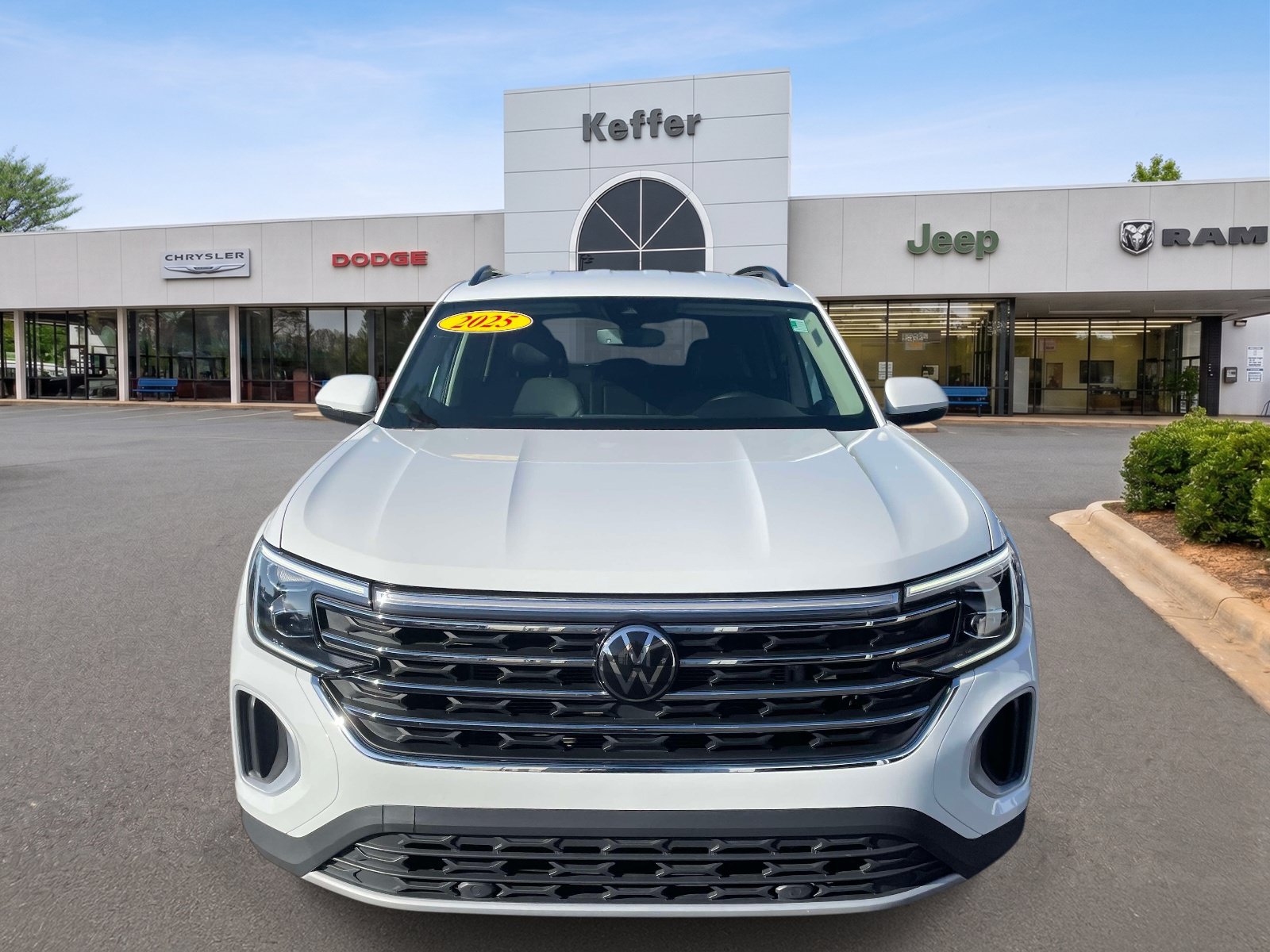 Used 2025 Volkswagen Atlas SE FWD image 3