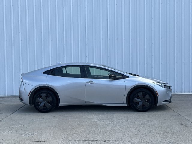 Used 2025 Toyota Prius LE FWD image 3