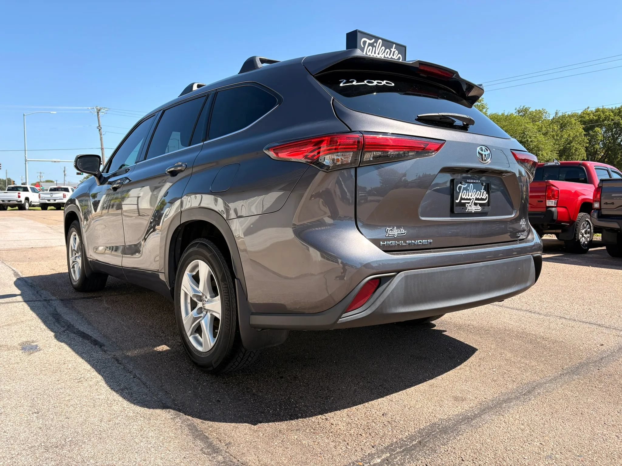 Used 2022 Toyota Highlander LE AWD/4WD image 5