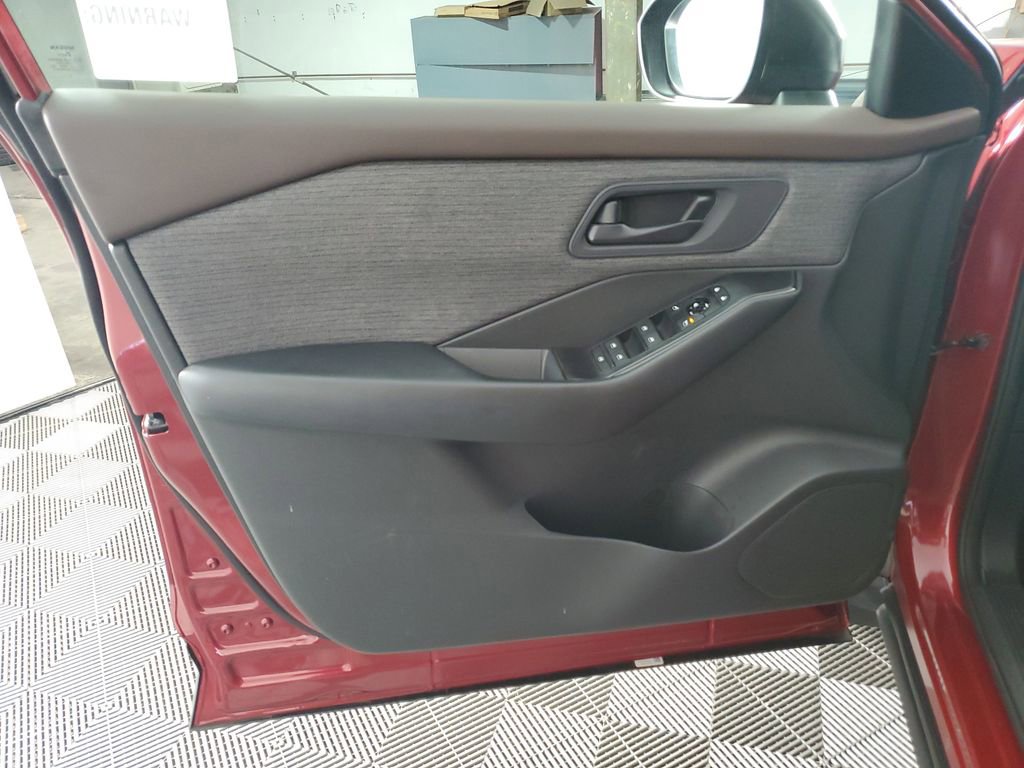 Used 2023 Nissan Rogue S image 27