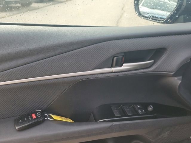 Used 2025 Toyota Camry SE image 15