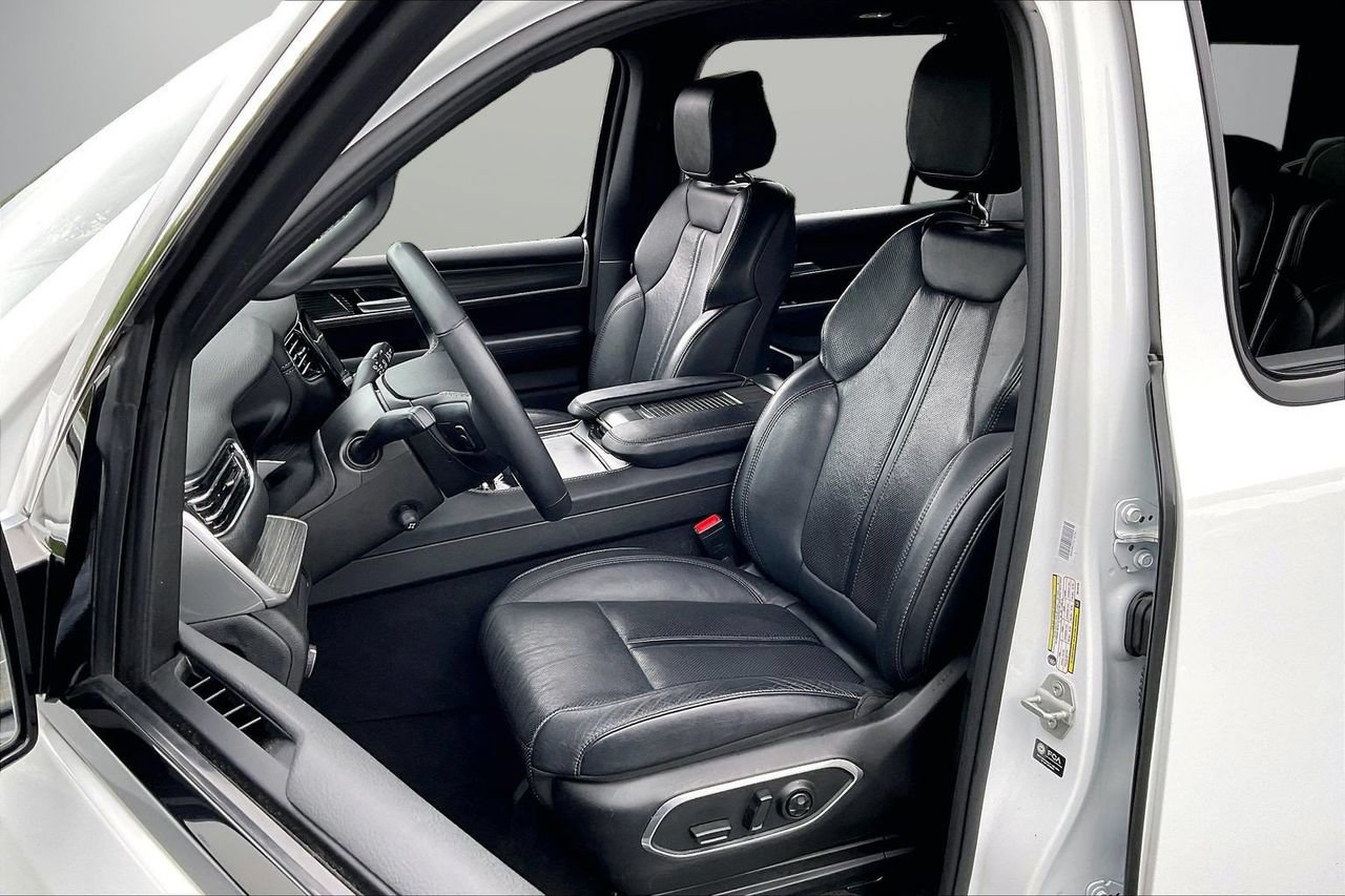 Certified 2024 Jeep Wagoneer L Series II w/ Flexible Seating Group AWD/4WD image 22
