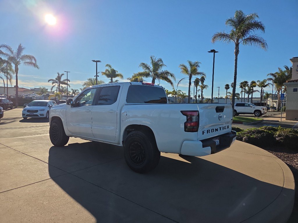 Used 2023 Nissan Frontier SV image 3