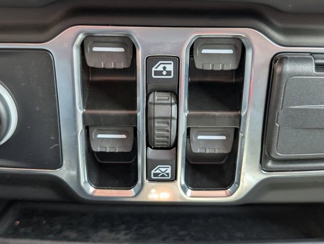 Used 2025 Jeep Wrangler Unlimited Sahara AWD/4WD image 18