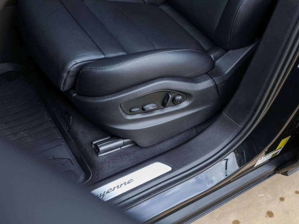 Certified 2025 Porsche Cayenne AWD/4WD image 15