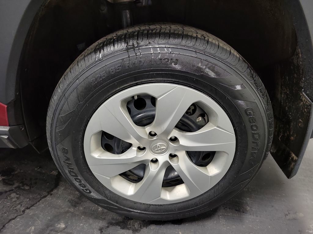 Used 2021 Toyota RAV4 LE image 10